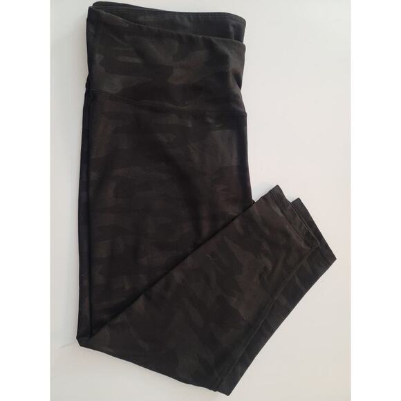 Women's Black Camo High-Waisted Leggings Stylish and Comfortable Size M - Picture 1 of 3